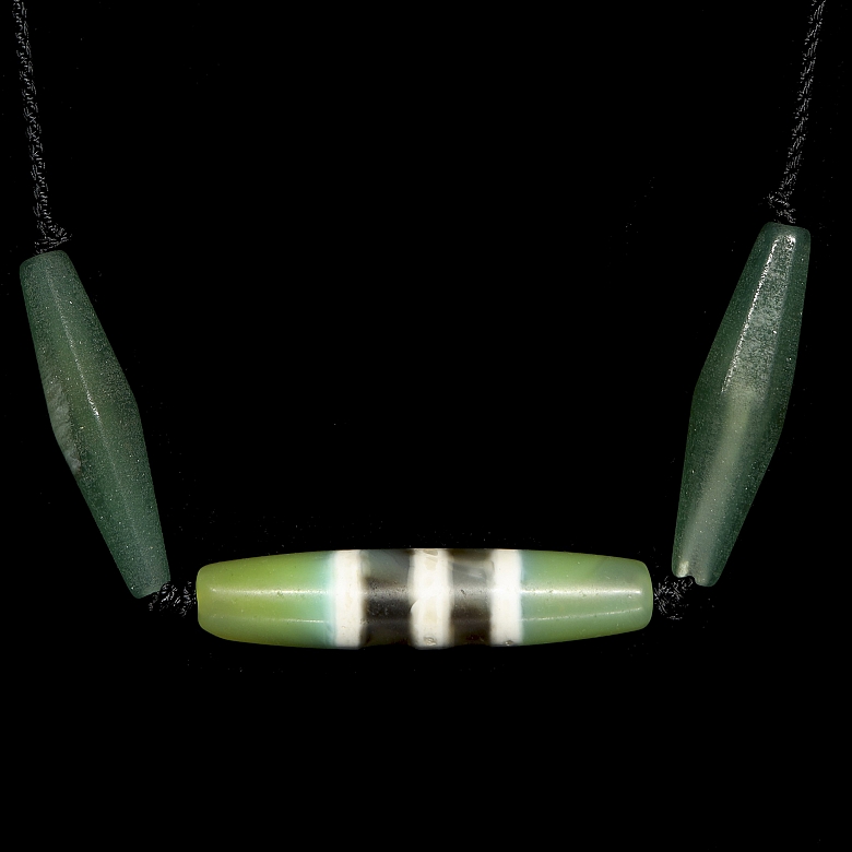Collar de tres Dzi de ágata, dinastía Liao
