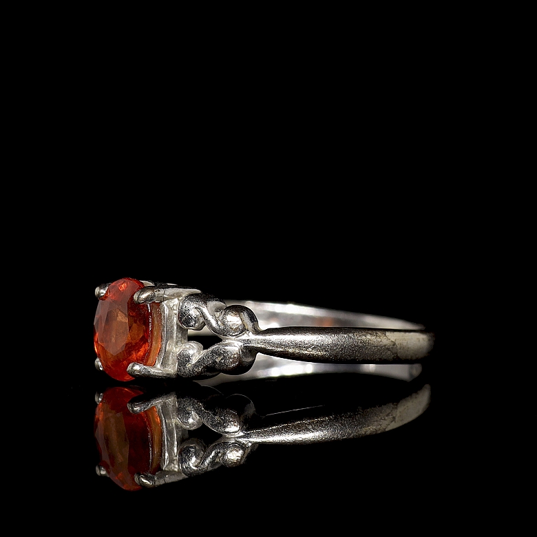 Anillo de oro blanco con granates espesartita