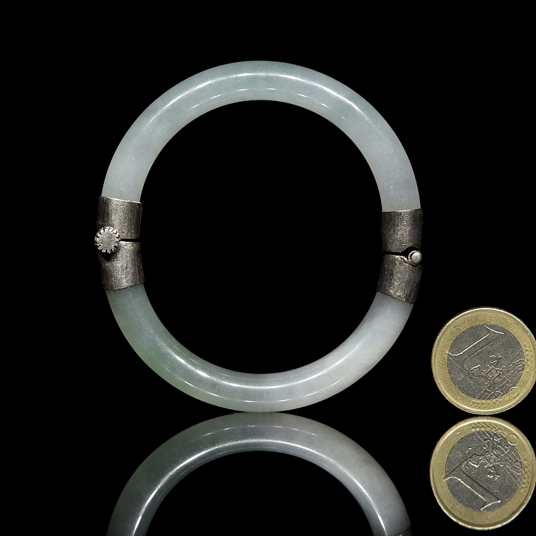Esclava de jade con cierre metálico, dinastía Qing