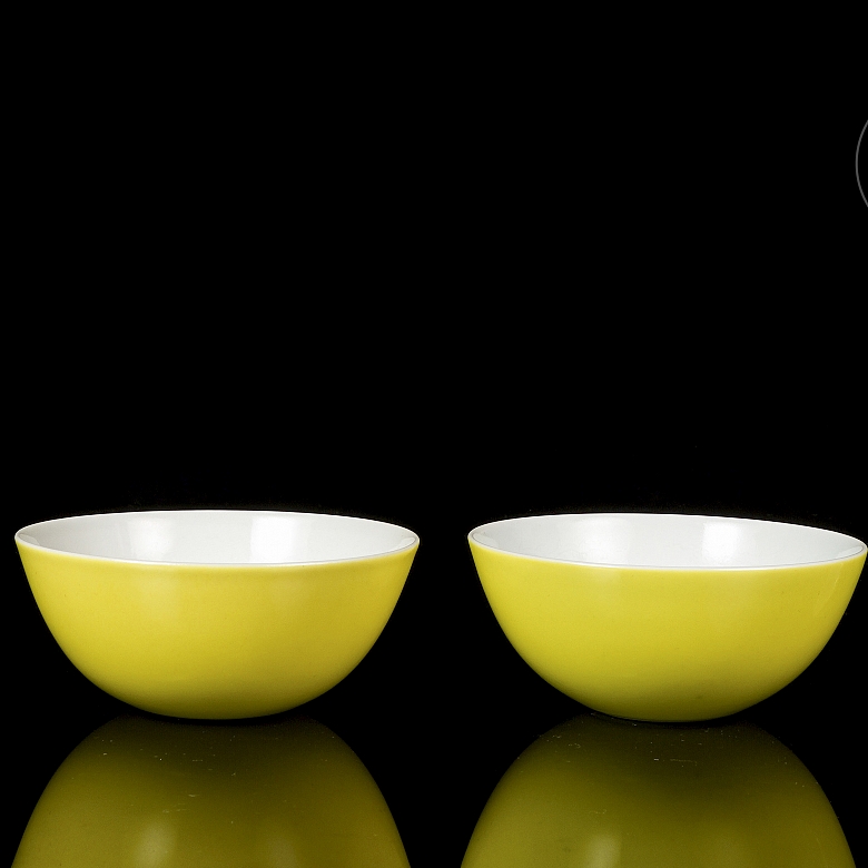Pair of cups with lemon yellow enamel, marked Yongzheng