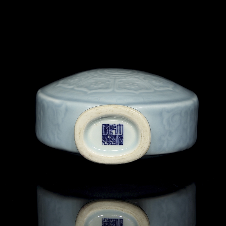 Bianhu porcelain vase ‘Lotus’, with Qianlong seal