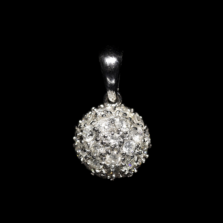 Colgante en oro blanco de 18 kt y diamantes