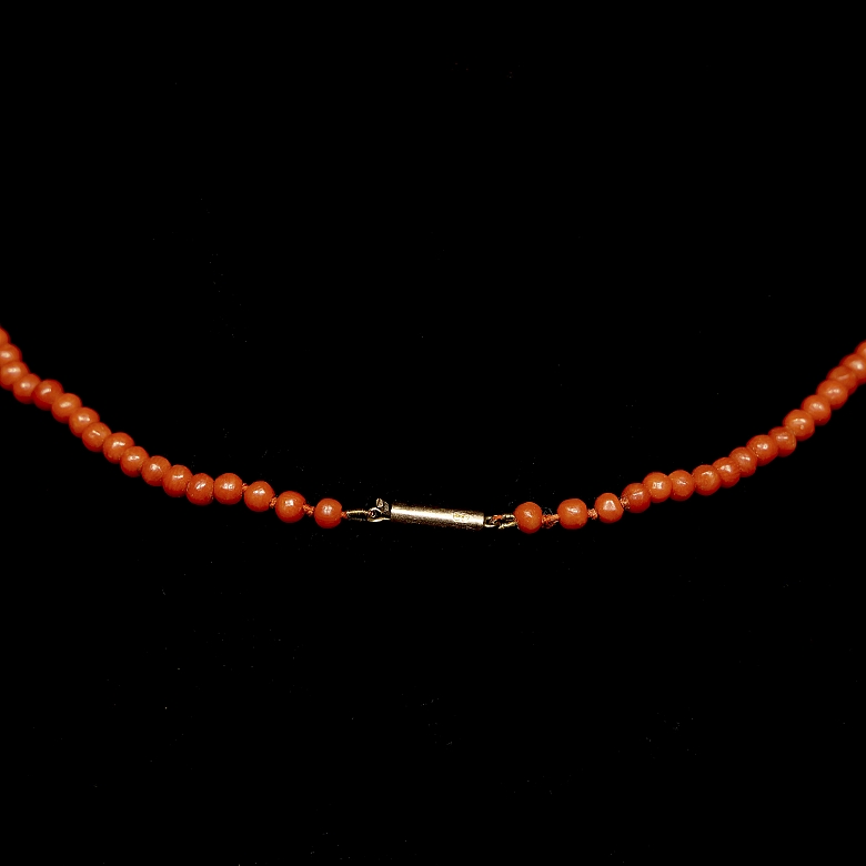 Collar con pequeñas cuentas de coral
