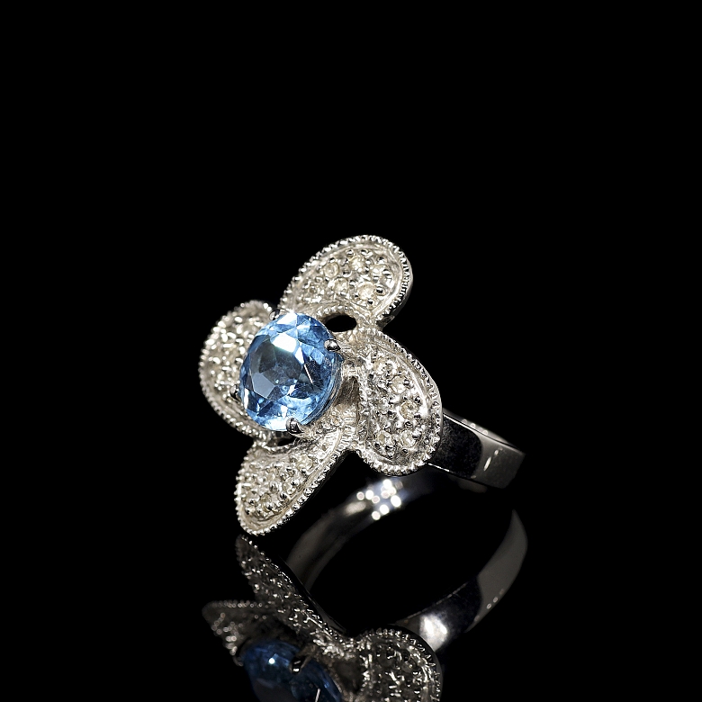 Anillo en oro blanco de 18k con topacio y diamantes