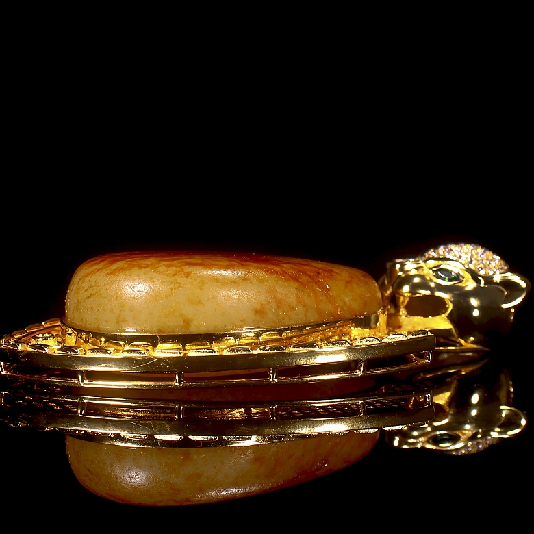 Gold-plated silver and Hetian jade pendant “Feline,” Qing dynasty