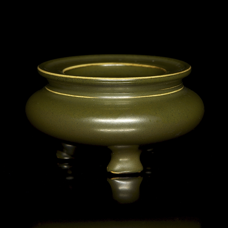 Olive green porcelain tripod incense burner, with Qianlong seal