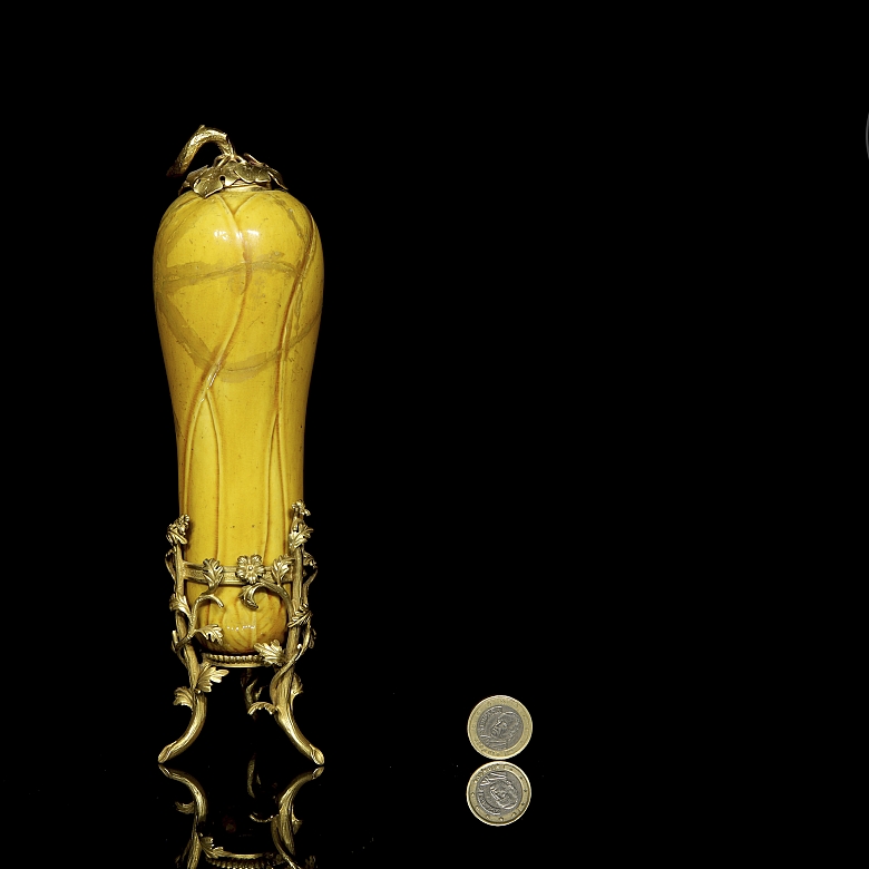 Calabaza de cerámica con pie de metal, s.XIX