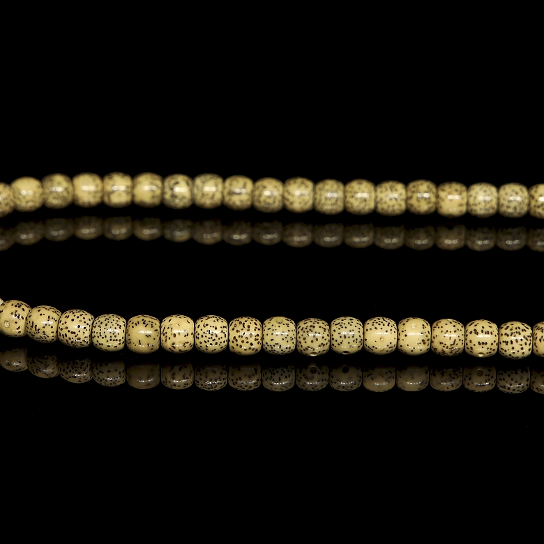 Mala with 125 seed and agate beads, 20th century