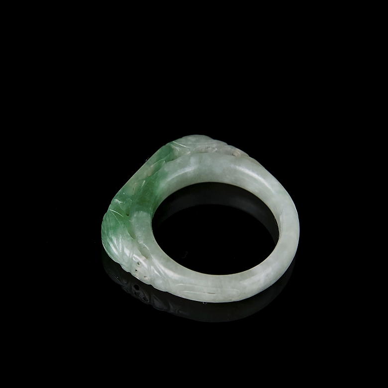 Carved jadeite ring, Qing dynasty