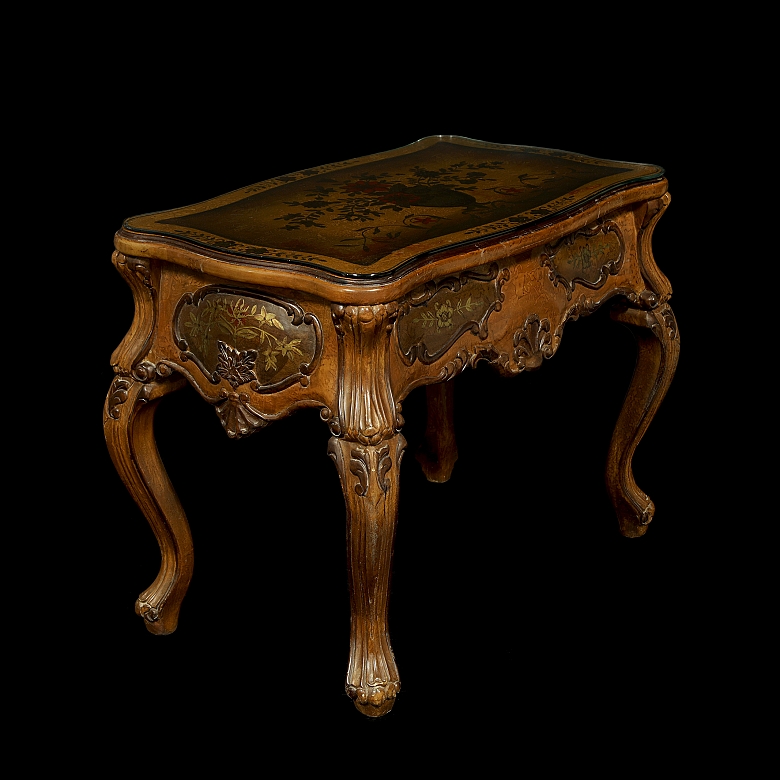 Mesa baja de madera estilo Luis XV, s.XX