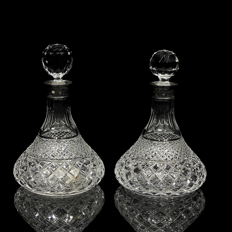 Pareja de botellas de barco en cristal tallado, s.XX