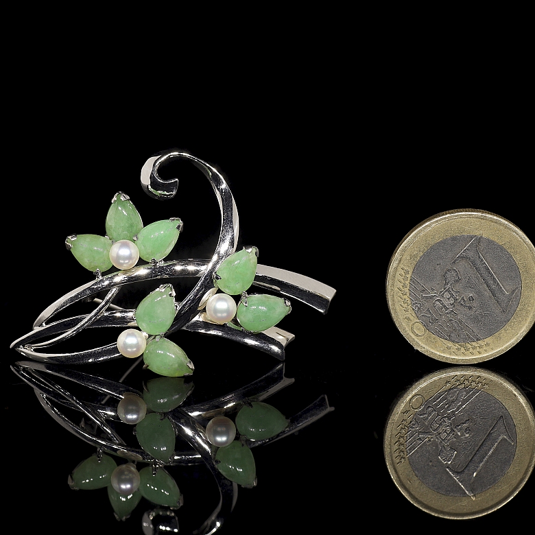 Broche de oro blanco con perlas y jadeíta
