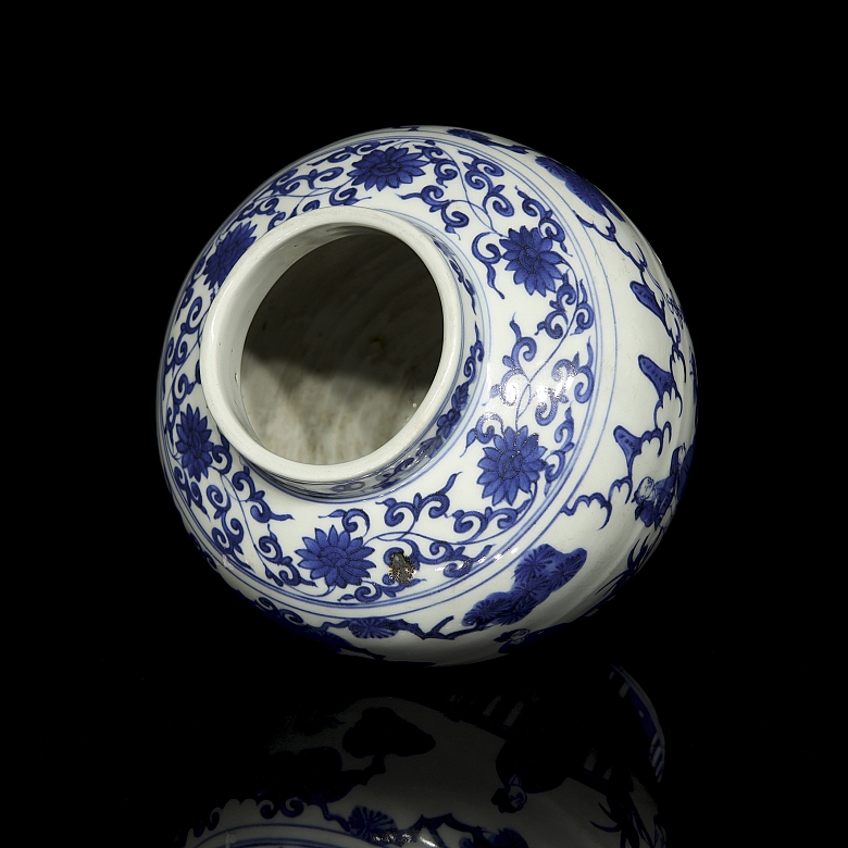 Blue and white porcelain vase ‘Courtly scenes’, with Jiajing seal - 5