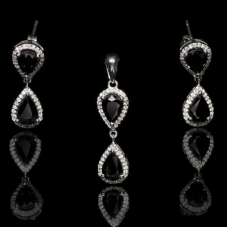 Conjunto de pendientes y colgante en oro blanco 18k con zafiros y diamantes