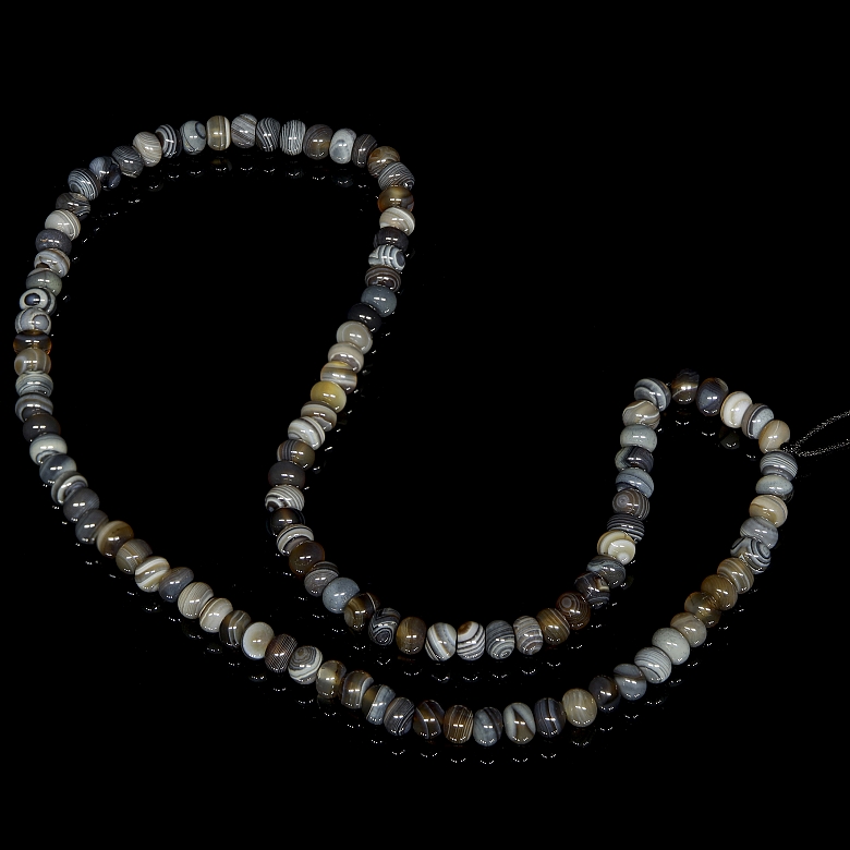Collar de ciento ocho cuentas de ágata, dinastía Liao