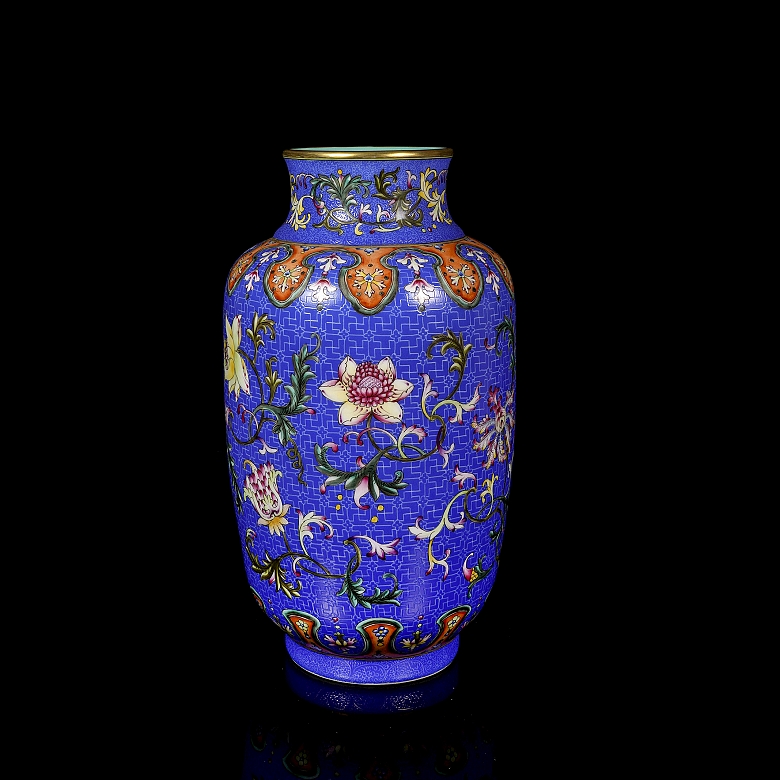Porcelain vase with Yangcai enamel “Flowers,” with Qianlong seal