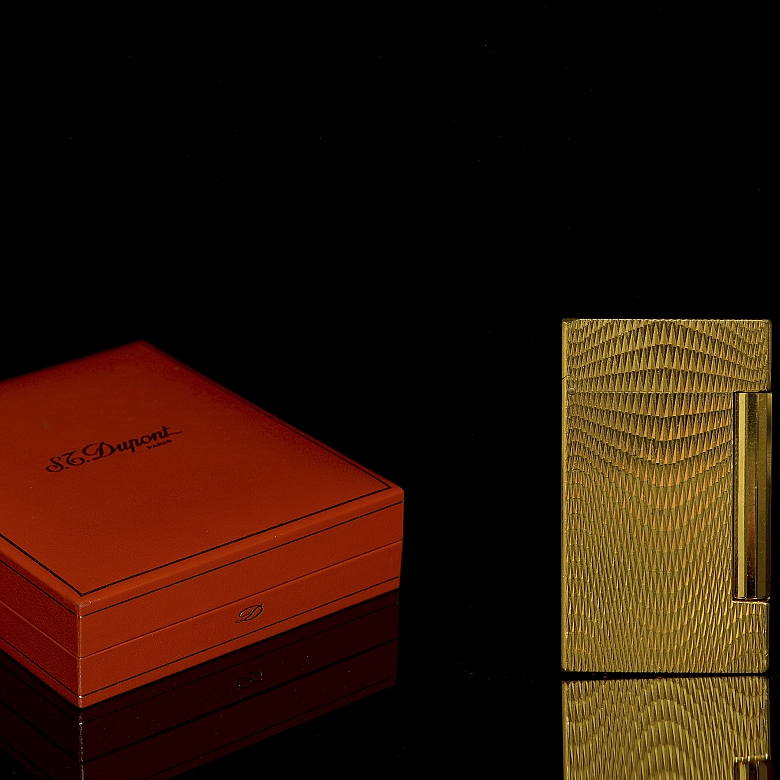 Gold-plated S.T. Dupont lighter, 20th century