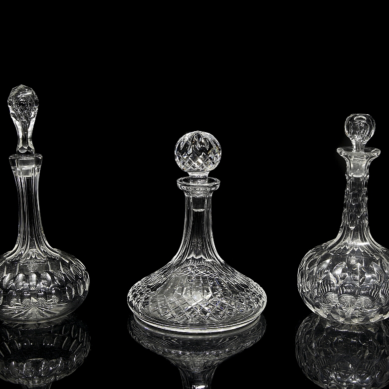Tres decantadores en cristal tallado, s.XX