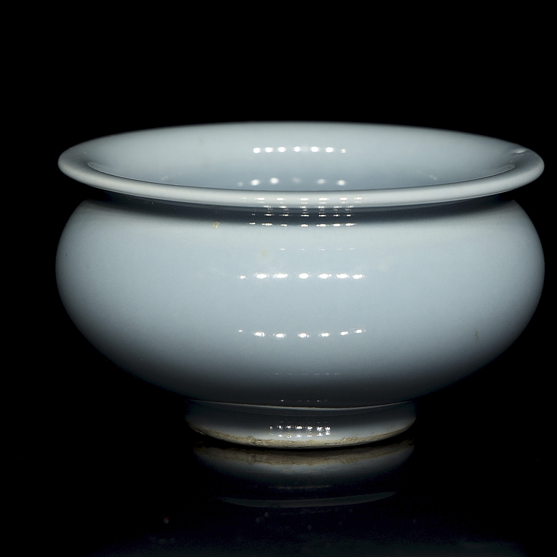 Recipiente de porcelana con vidriado azul, con marca en la base