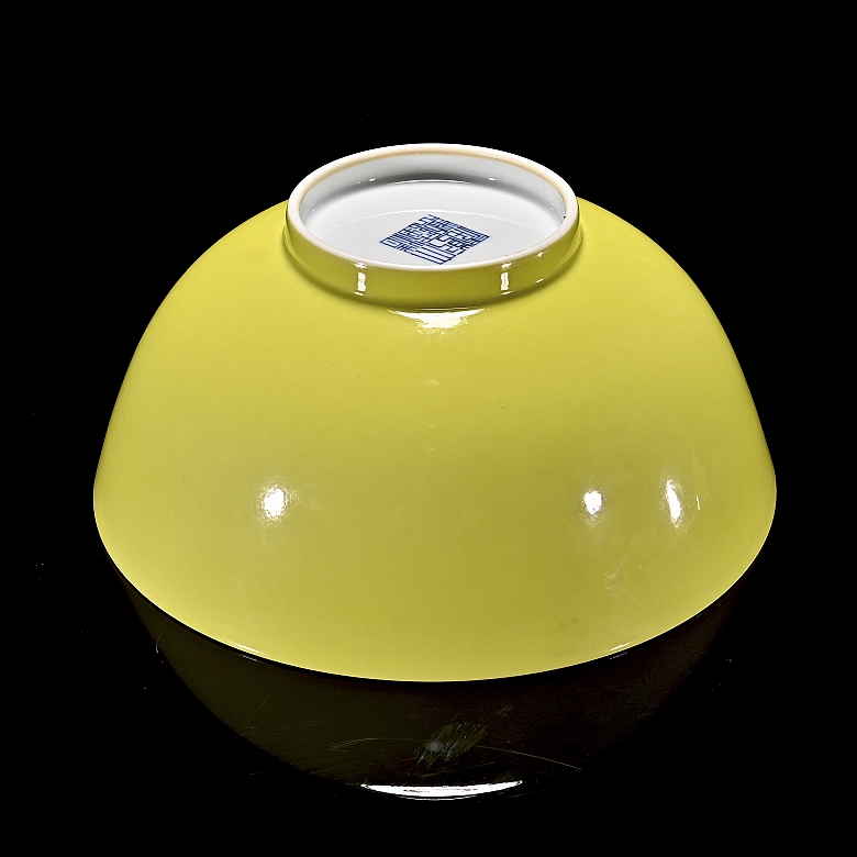 Gran cuenco de porcelana con esmalte amarillo, con marca Qianlong