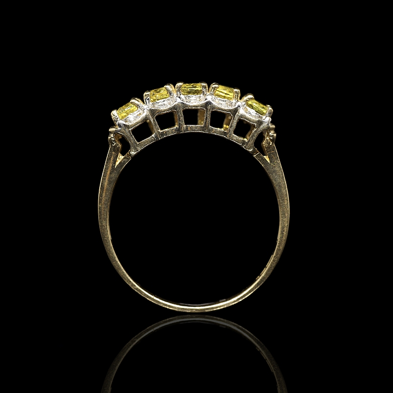 Anillo de oro amarillo de 9 kt con gemas amarillas y diamantes