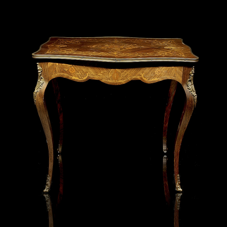 Mesa estilo Luis XV con marquetería, med. s.XX