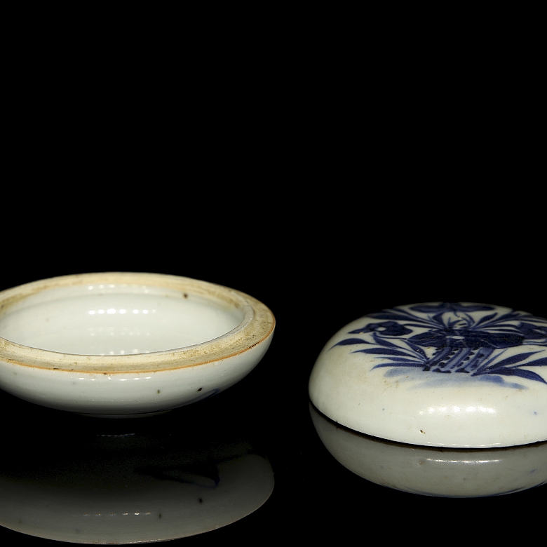 Caja de porcelana blanca y azul 