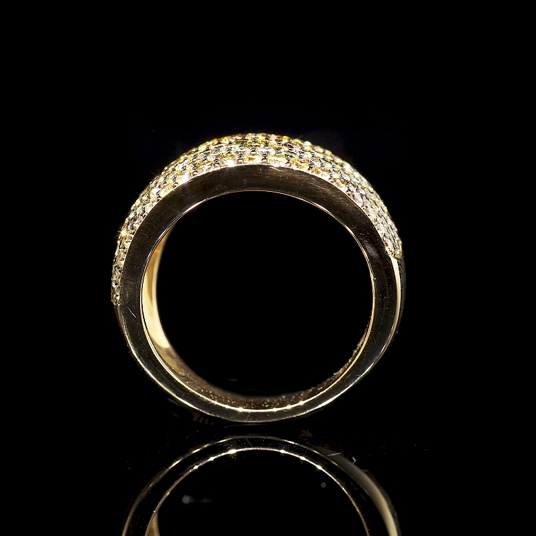 Sortija de oro rosa de 18K con pavé de diamantes Fancy Yellow