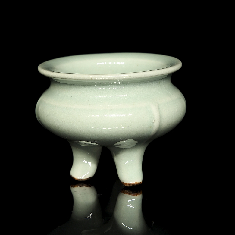 Incensario trípode de cerámica celadon, Longquan, dinastía Ming