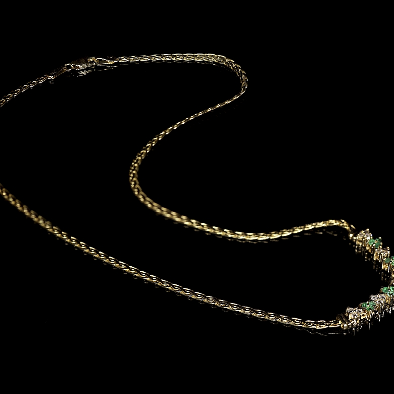 Gargantilla de oro amarillo con esmeraldas y diamantes