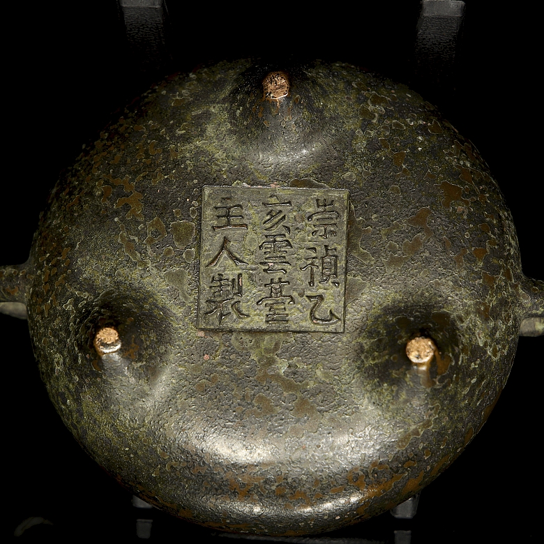 Incensario trípode de bronce patinado, con sello Chongzhen - 5