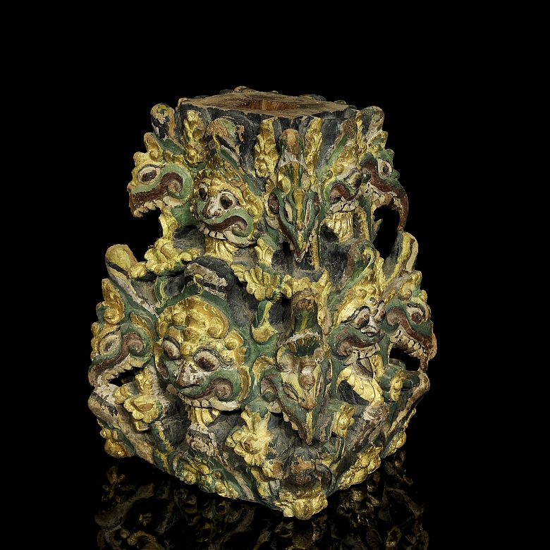 Base de pilar de madera policromada