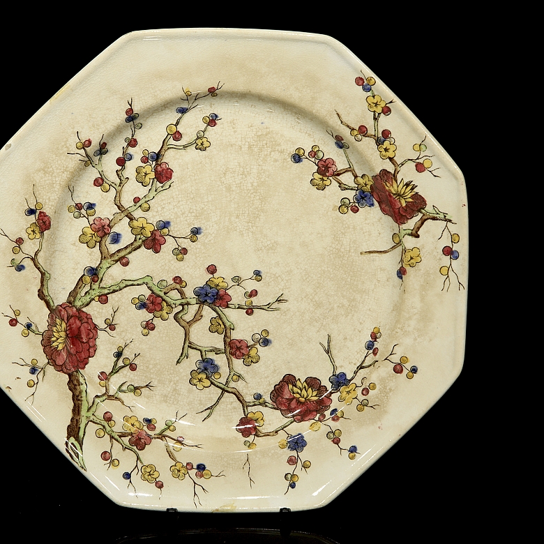 两件釉面陶瓷盘，题为《枝头绽放》，20世纪