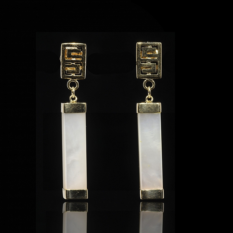 Dangling earrings in 18kt yellow gold and mother-of-pearl