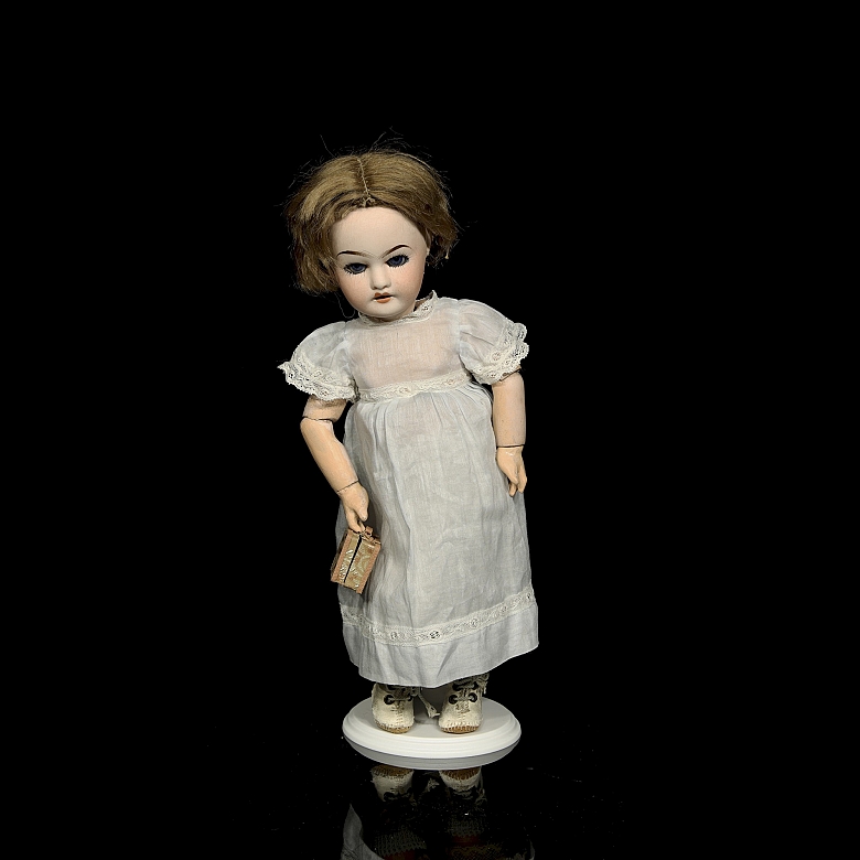 Muñeca de porcelana de formato de gabinete, Francia, c. 1910-1920