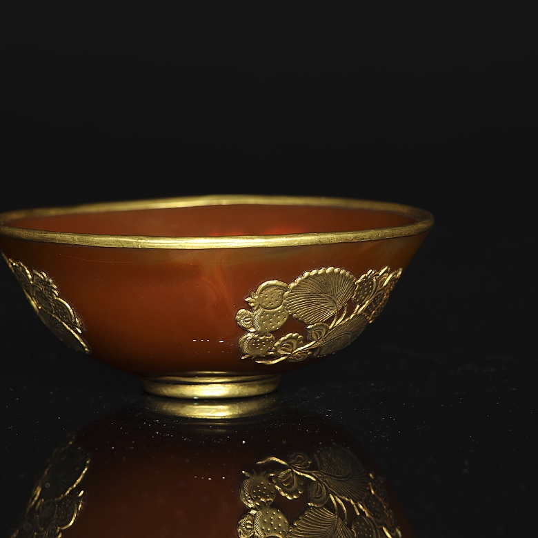 Cuenco de ágata con aplicaciones de metal dorado, dinastía Liao