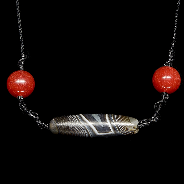 Collar con Dzi y cuentas de ágata nanhong, dinastía Liao