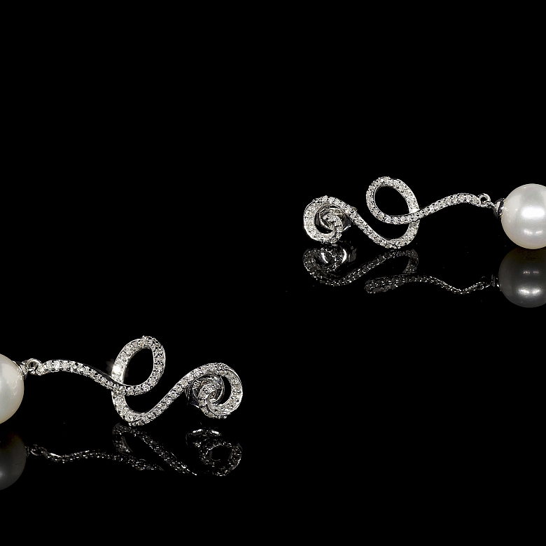 Pendientes con perla y diamantes en oro blanco de 18K