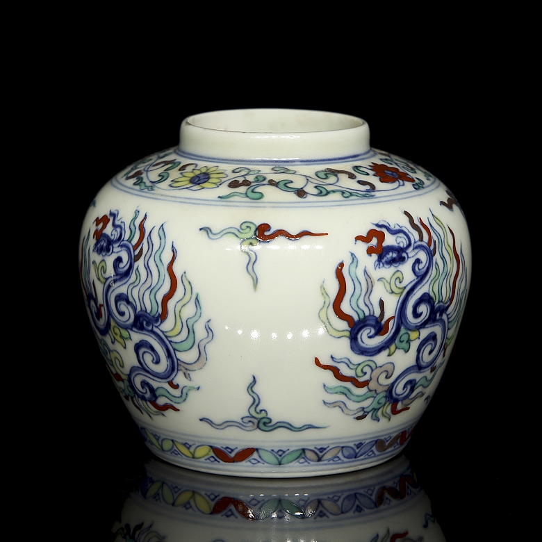 Small polychrome porcelain jar ‘Phoenix’, marked Tianqi