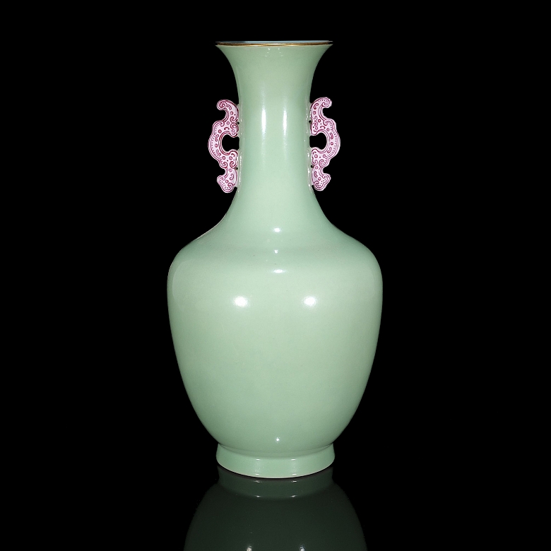Jarrón de porcelana con esmalte celadón, dinastía Qing