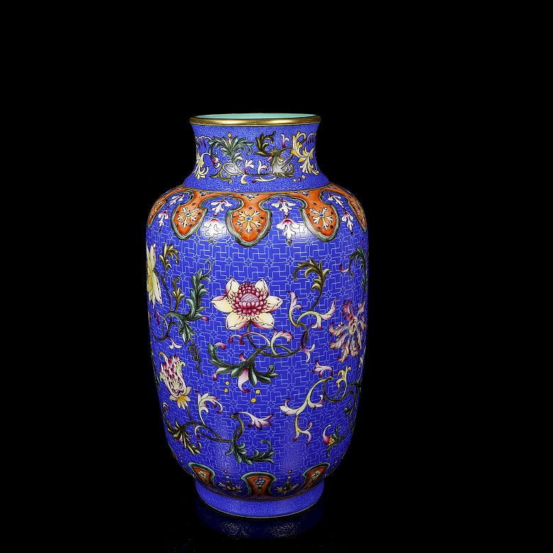 Porcelain vase with Yangcai enamel “Flowers,” with Qianlong seal
