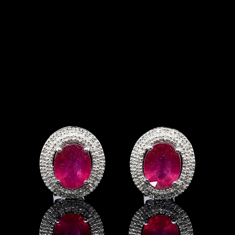 Pendientes en oro blanco de 18K con rubíes y diamantes
