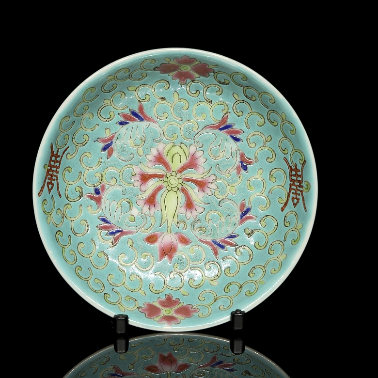 Tres platos de porcelana esmaltada