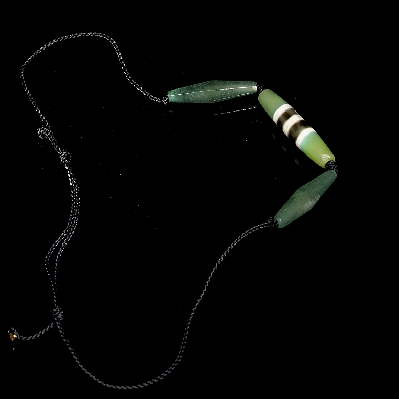 Collar de tres Dzi de ágata, dinastía Liao