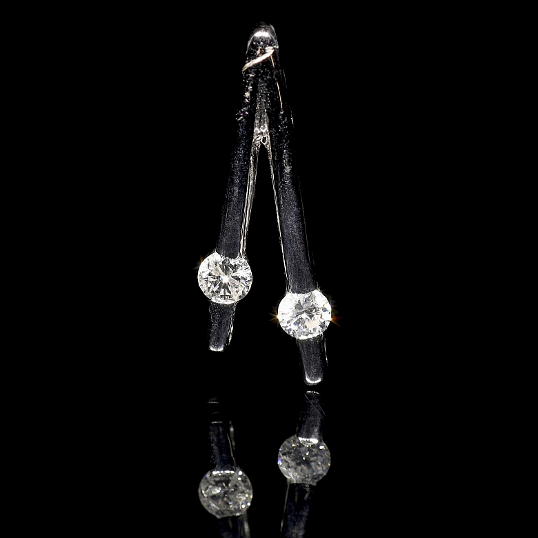 Colgante de oro blanco de 18K con diamantes
