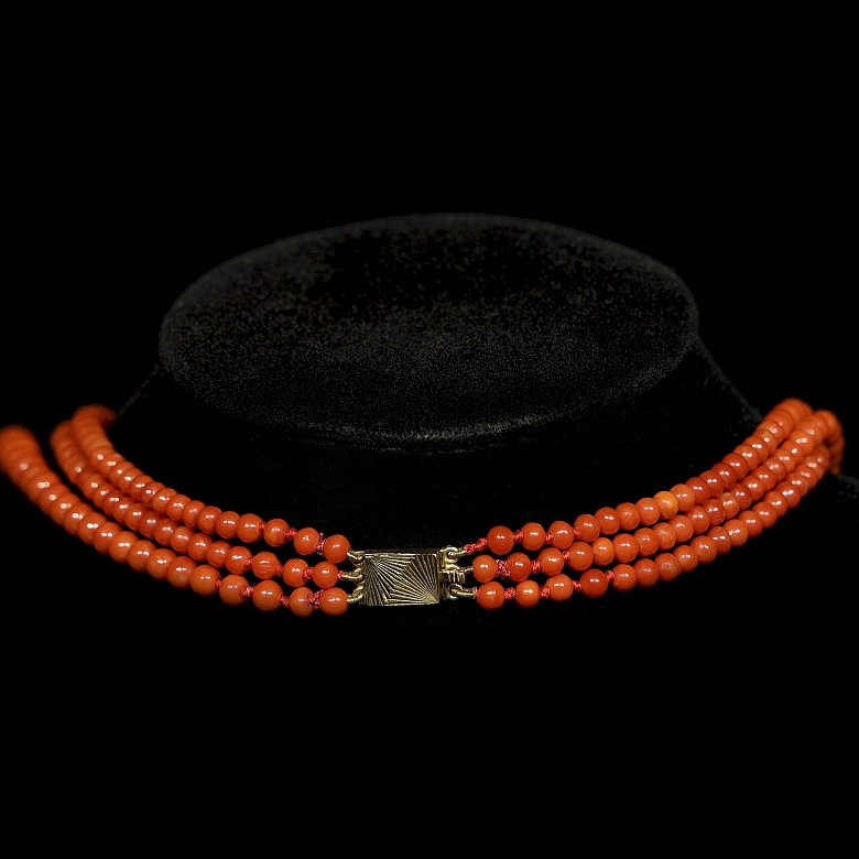 Collar de cuentas de coral y cierre de oro