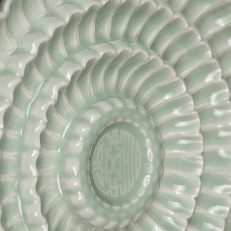 Plato de porcelana con esmalte celadón, con marca Yongzheng