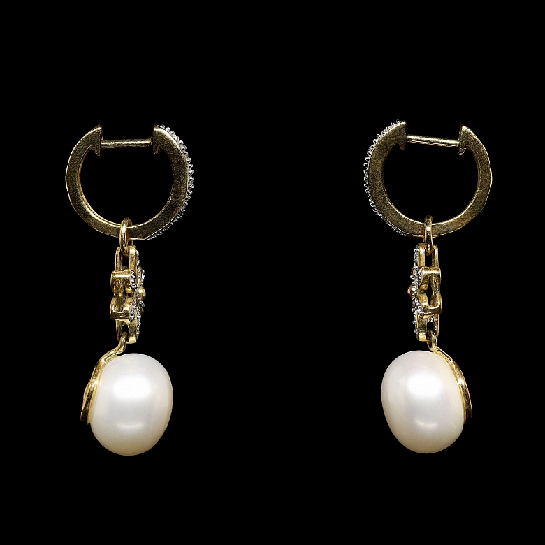 Pendientes en oro amarillo de 18 kt con diamantes y perlas