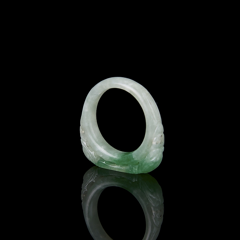 Carved jadeite ring, Qing dynasty
