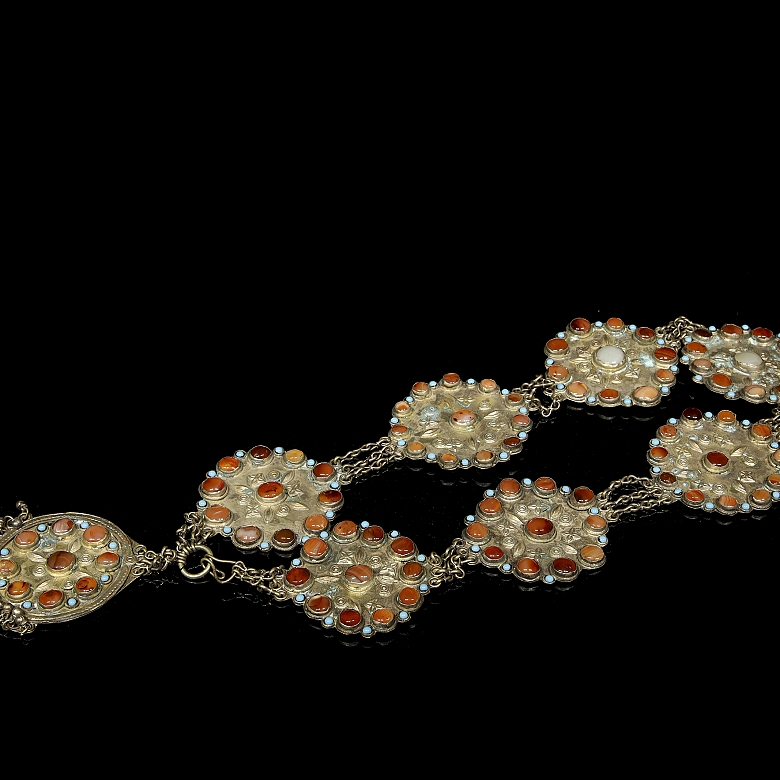 Cinturón de metal repujado con piedras engastadas, s.XX